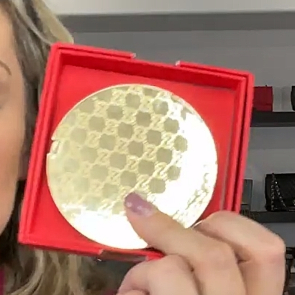 Gucci Gold Metallic Leather Compact NEW - Picture 3 of 3
